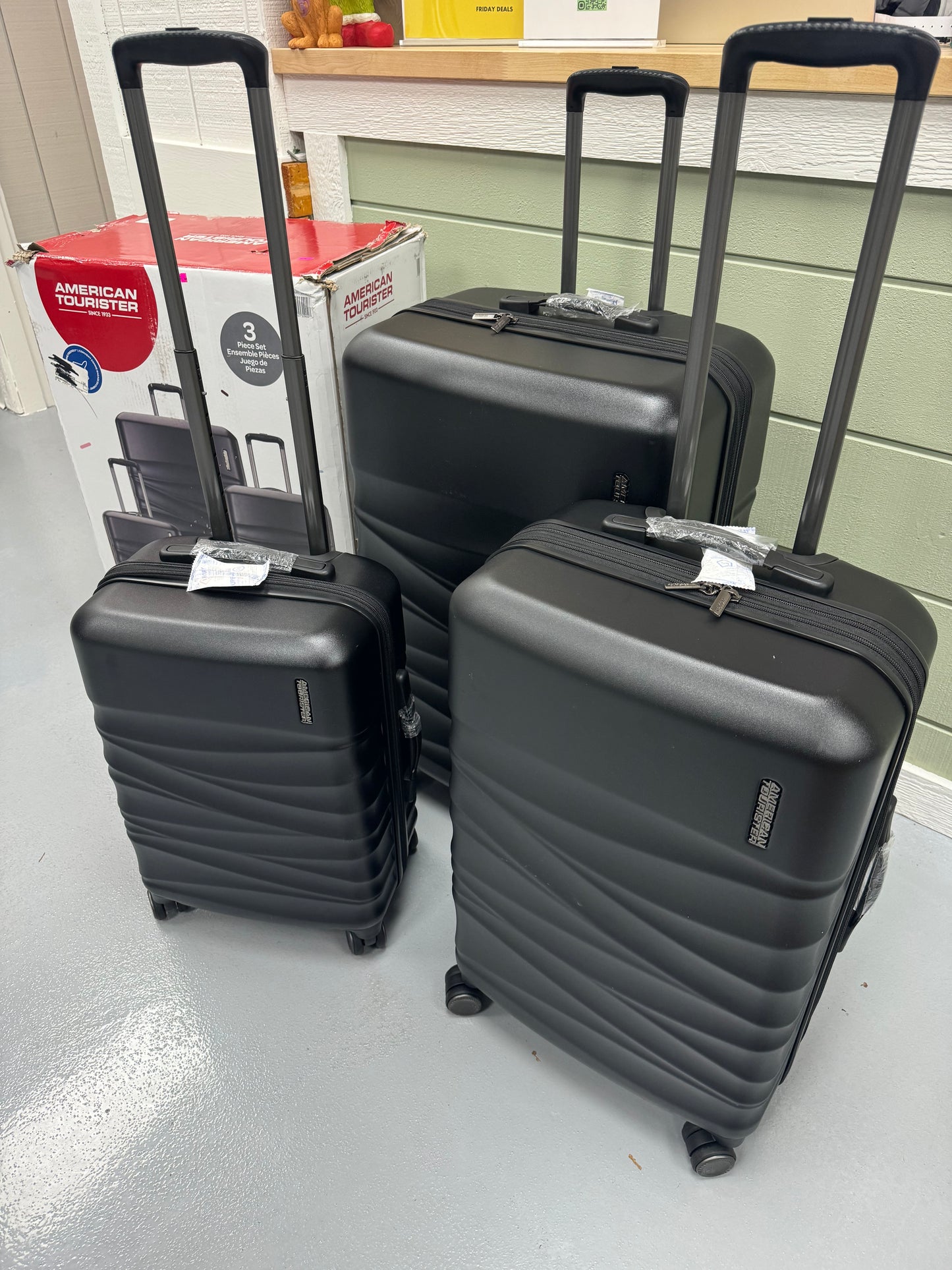 American Tourister Tranquil 3 Piece Luggage Set- retail $200